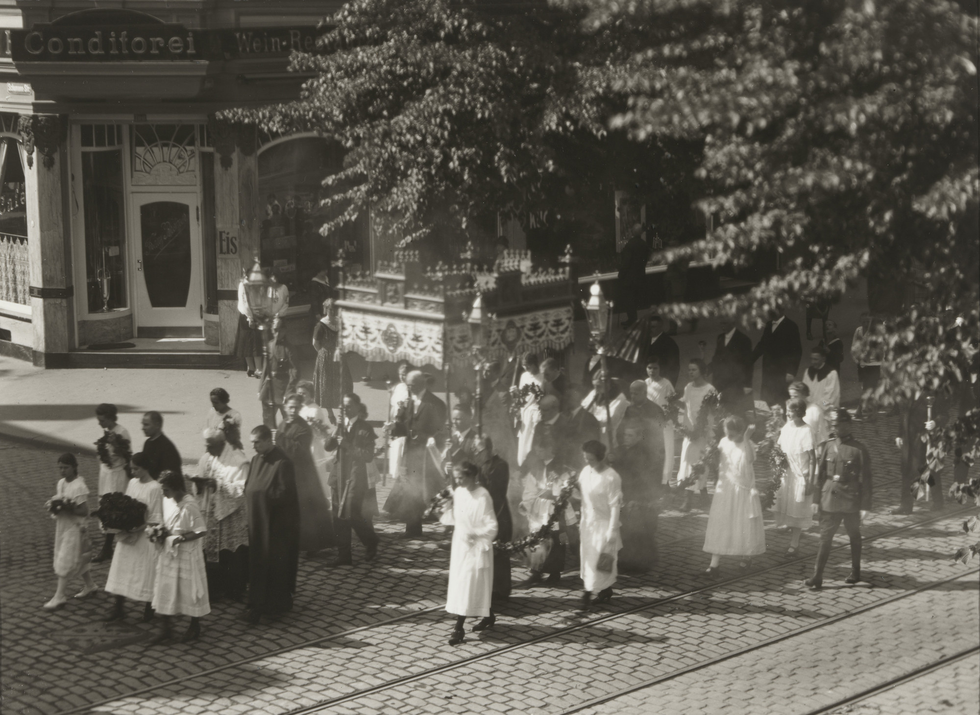 August Sander. Corpus Christi Procession