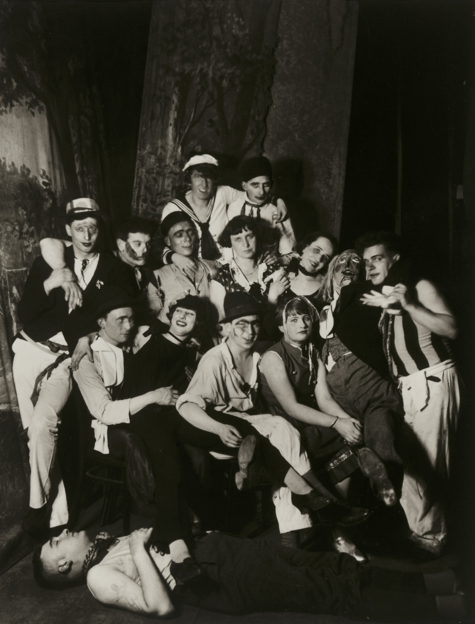 August Sander. Artists’ Party in Cologne Tavern ”Em dekke Tommes”
