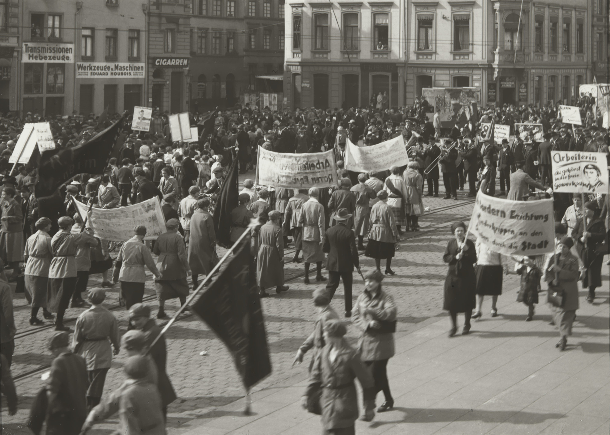 August Sander. ”Red Front” Demonstration