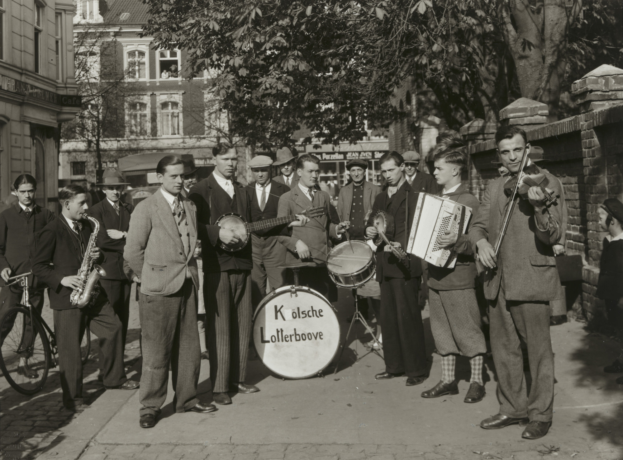 August Sander. Street Musicians