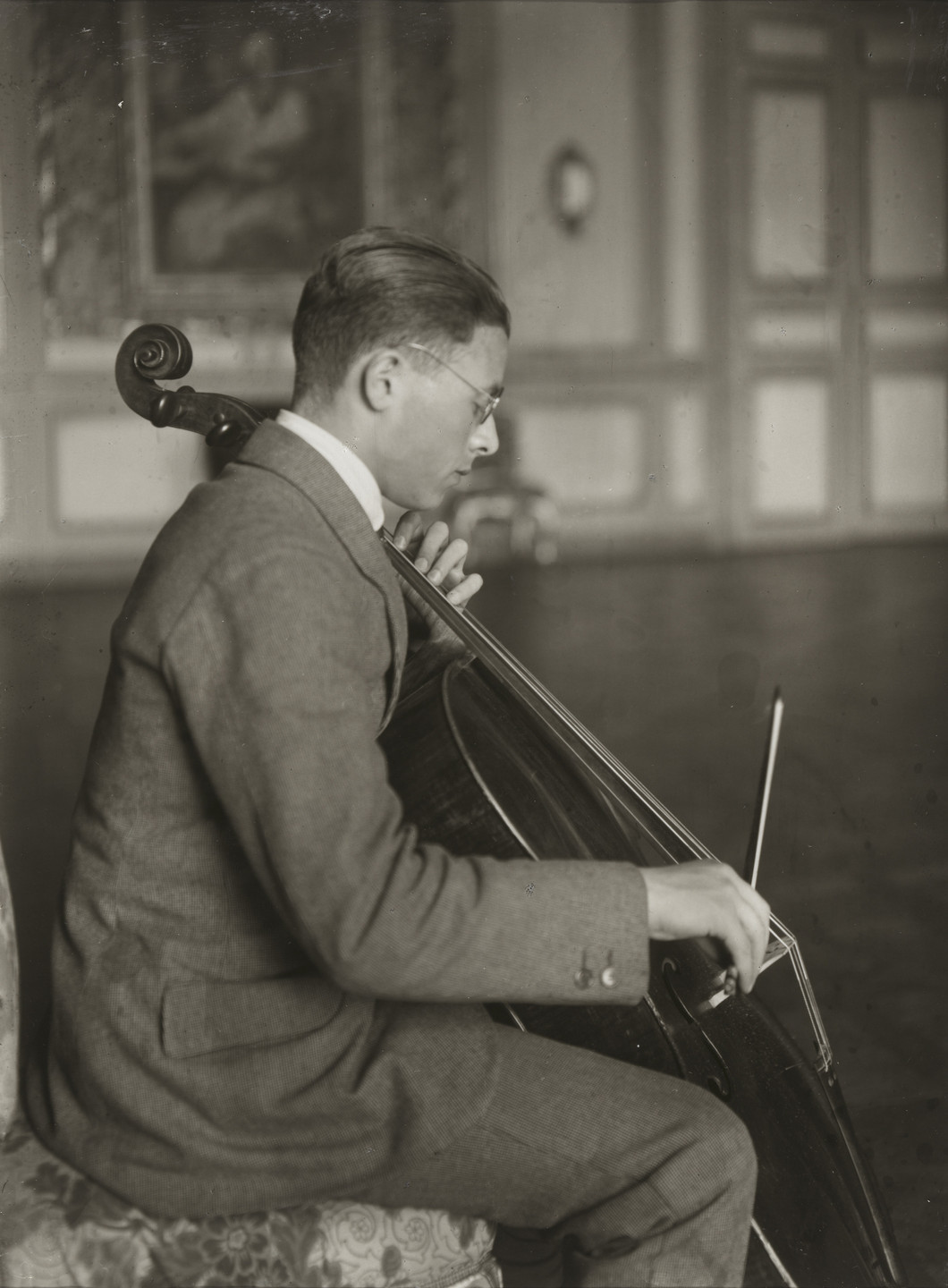 August Sander. Cellist [Emanuel Feuermann]. 1923