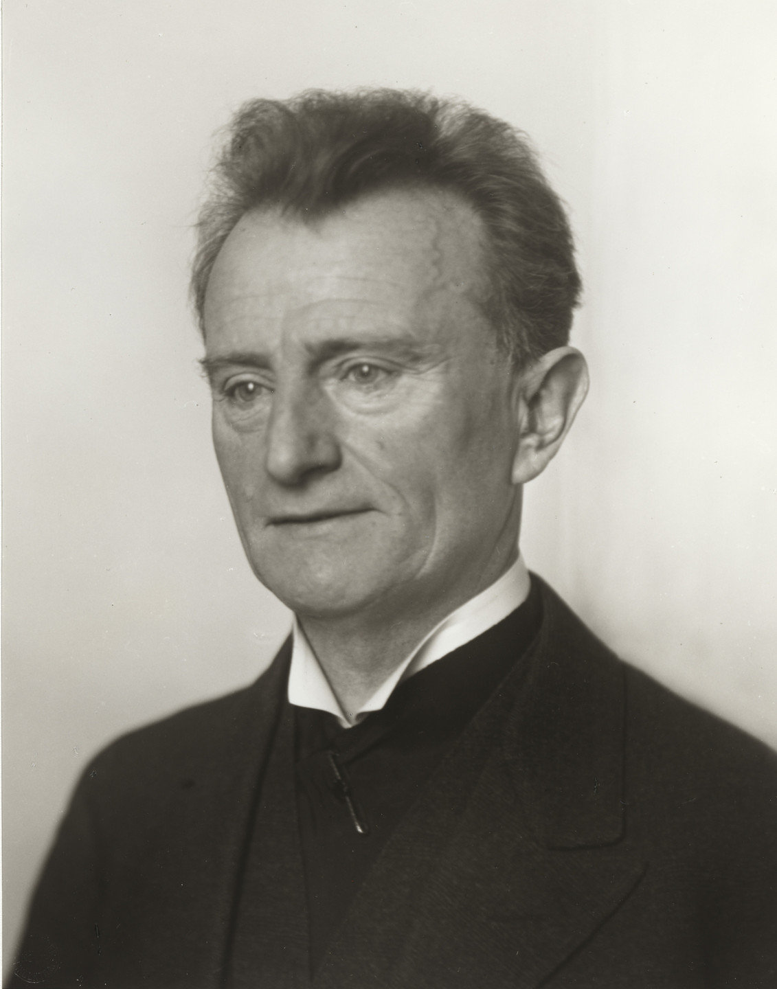 August Sander. Singer and Lutenist [Robert Kothe]. 1925