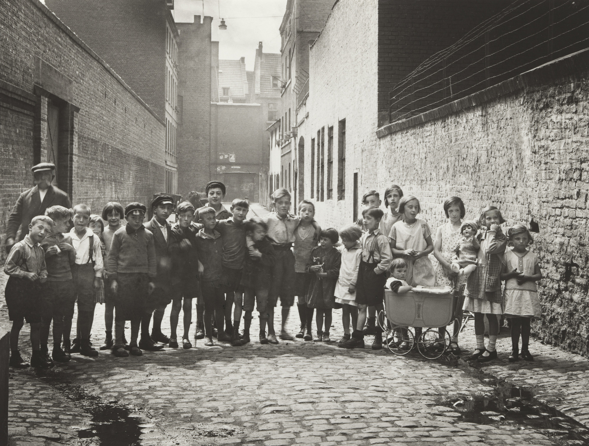 August Sander. Children in Schemmergasse, Cologne