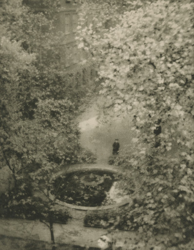Alvin Langdon Coburn. Fountain Court, The Temple, London. 1907