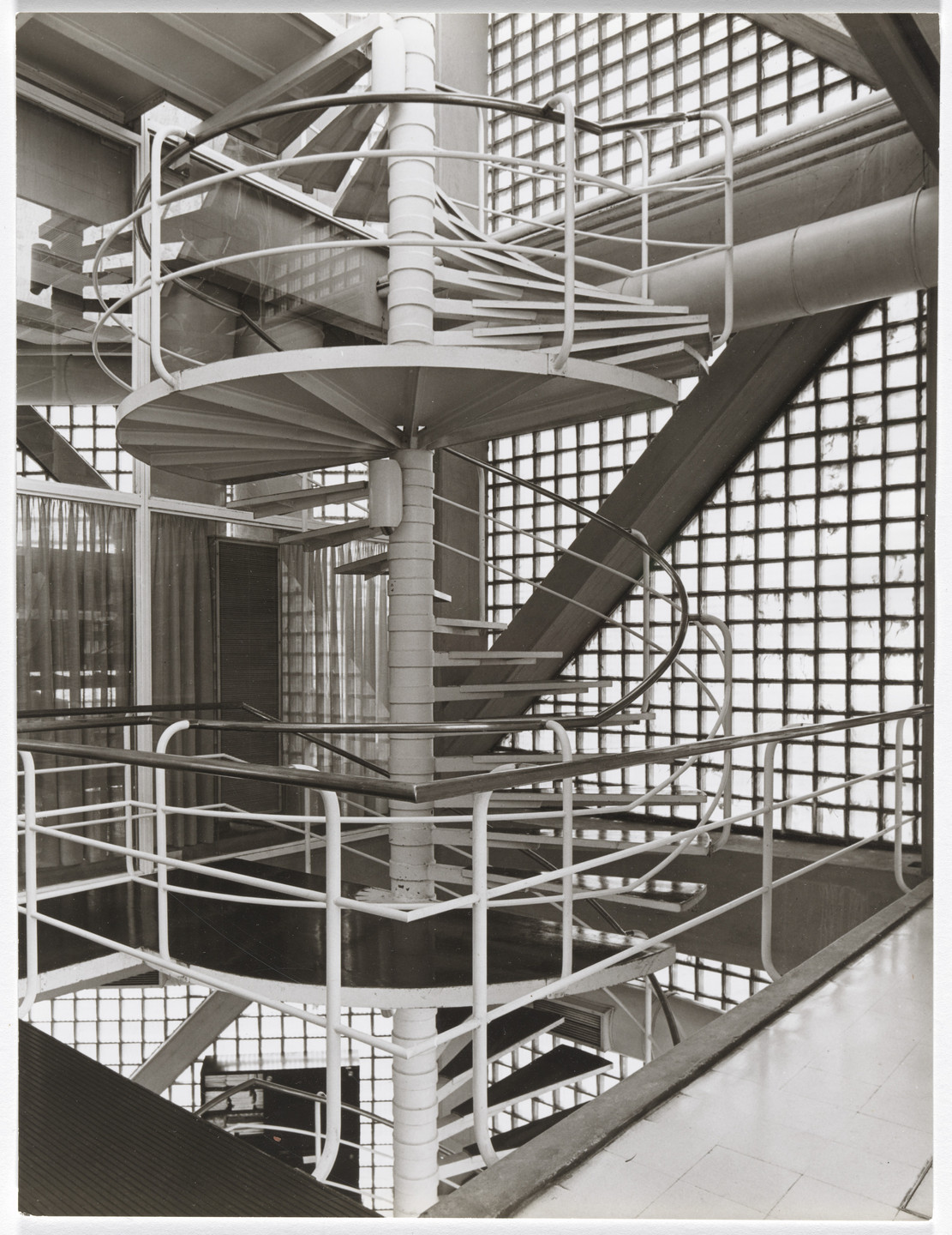 Flora Manteola, Ignacio Petchersky, Javier Sánchez Gómez, Josefa Santos, Justo Solsona, Rafael Viñoly. Banco de la Ciudad de Buenos Aires – Sucursal Retiro, Buenos Aires, Argentina. 1970