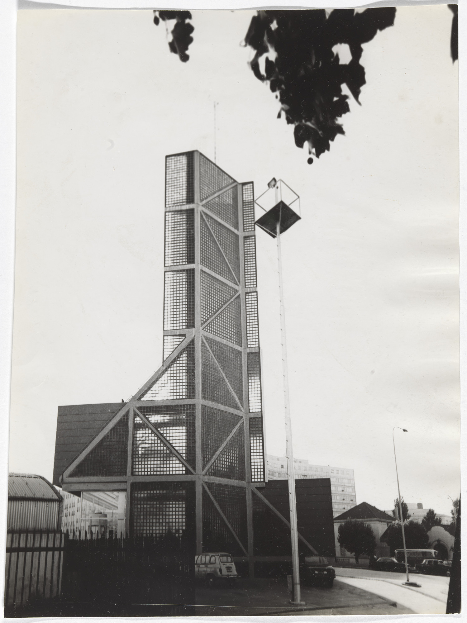 Flora Manteola, Ignacio Petchersky, Javier Sánchez Gómez, Josefa Santos, Justo Solsona, Rafael Viñoly. Banco de la Ciudad de Buenos Aires – Sucursal Retiro, Buenos Aires, Argentina