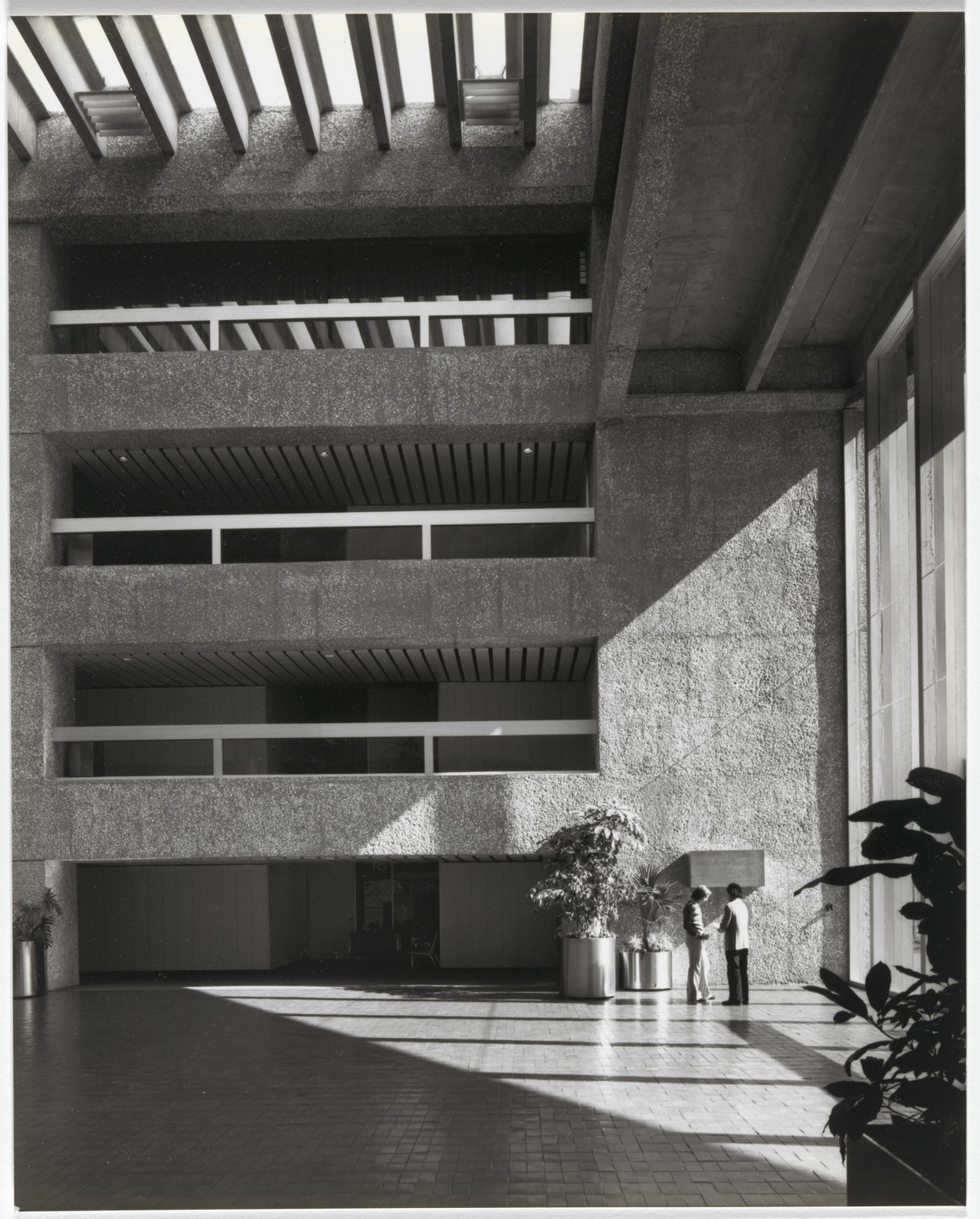 Julius Shulman, Teodoro González de León. Oficinas Centrales del Infonavit, Mexico City, Mexico. 1974