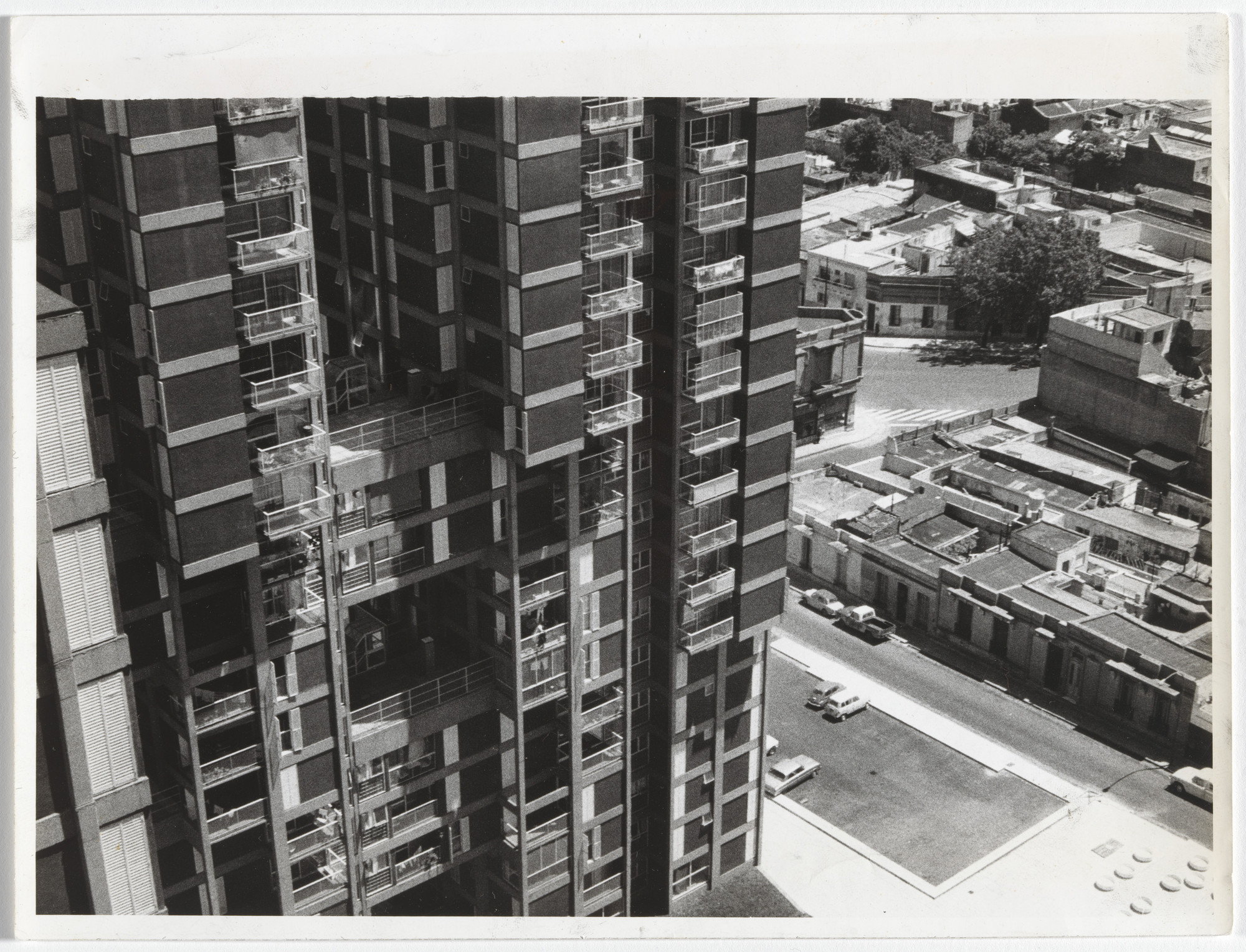 Flora Manteola, Ignacio Petchersky, Javier Sánchez Gómez, Josefa Santos, Justo Solsona, Rafael Viñoly. Conjunto Habitacional Rioja, Buenos Aires, Argentina