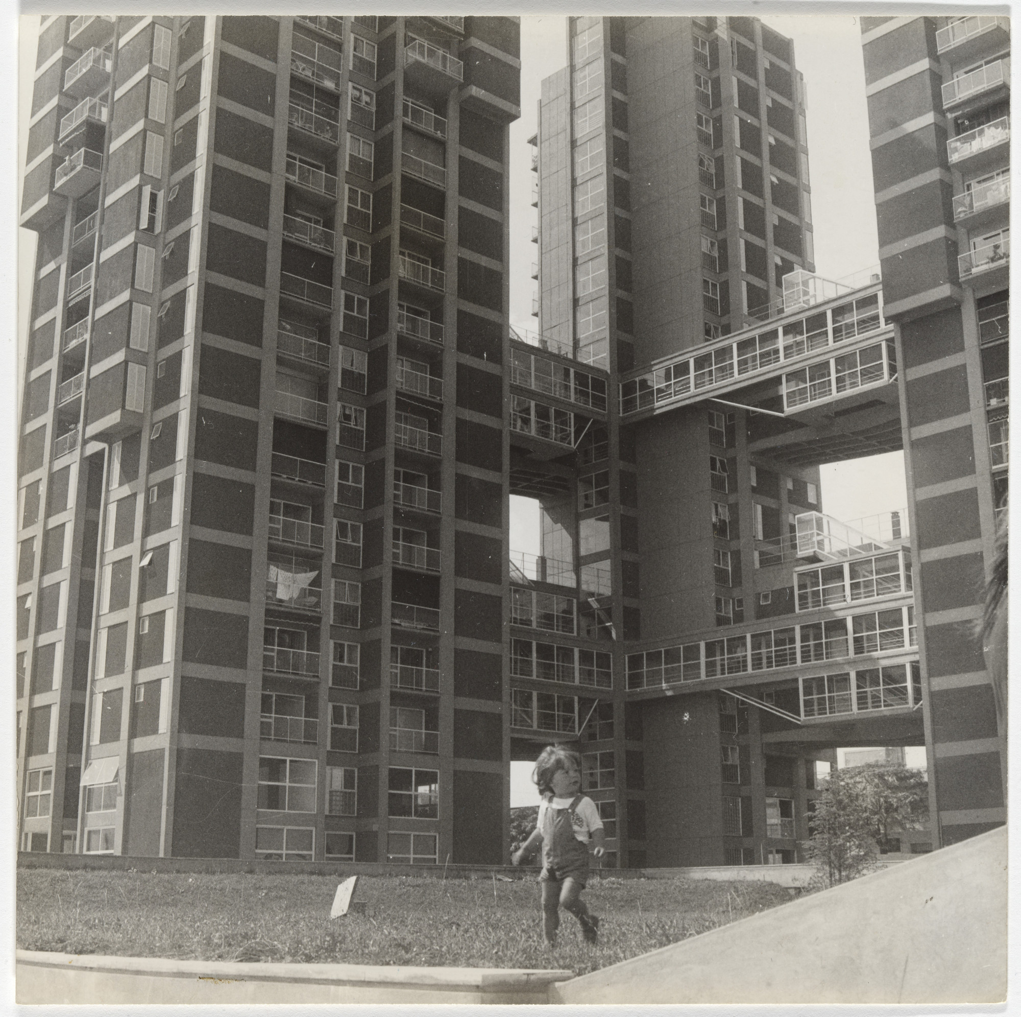 Flora Manteola, Ignacio Petchersky, Javier Sánchez Gómez, Josefa Santos, Justo Solsona, Rafael Viñoly. Conjunto Habitacional Rioja, Buenos Aires, Argentina