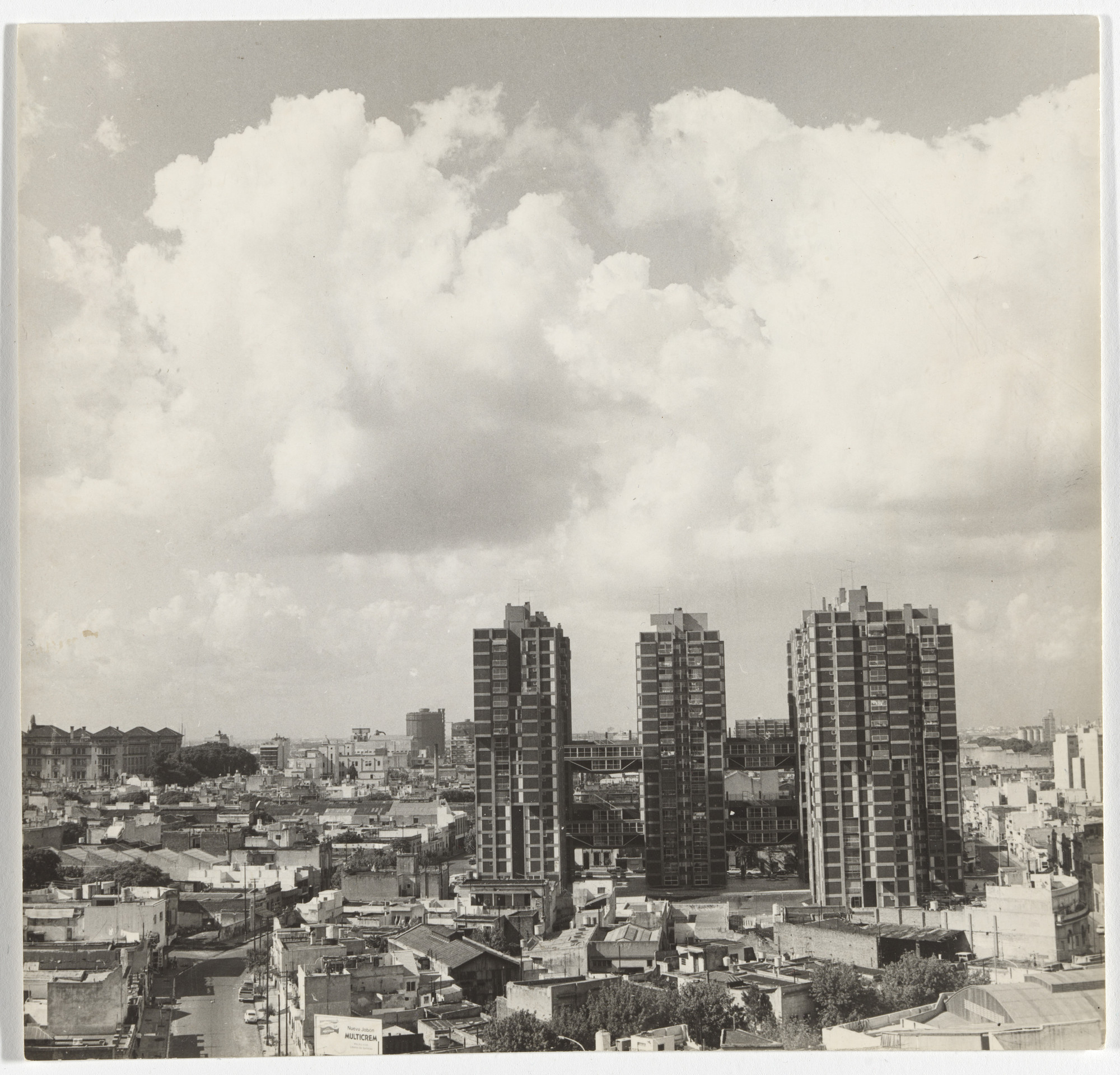 Flora Manteola, Ignacio Petchersky, Javier Sánchez Gómez, Josefa Santos, Justo Solsona, Rafael Viñoly. Conjunto Habitacional Rioja, Buenos Aires