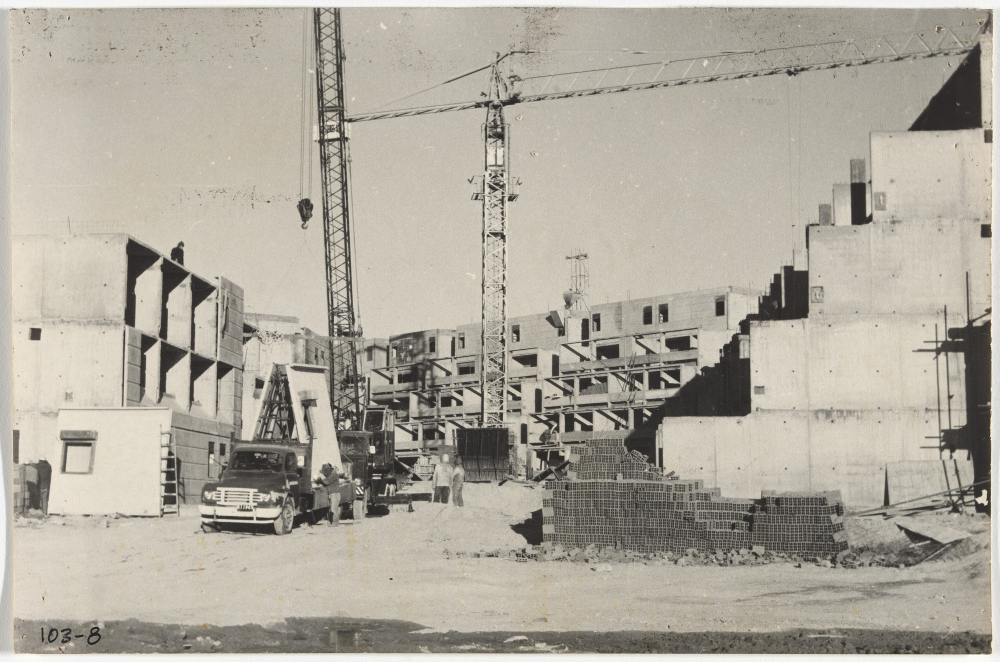 Flora Manteola, Javier Sánchez Gómez, Josefa Santos, Justo Solsona, Carlos Sallaberry, Rafael Viñoly. Barrio Aluar, Puerto Madryn, Provincia de Chubut, Argentina. 1974