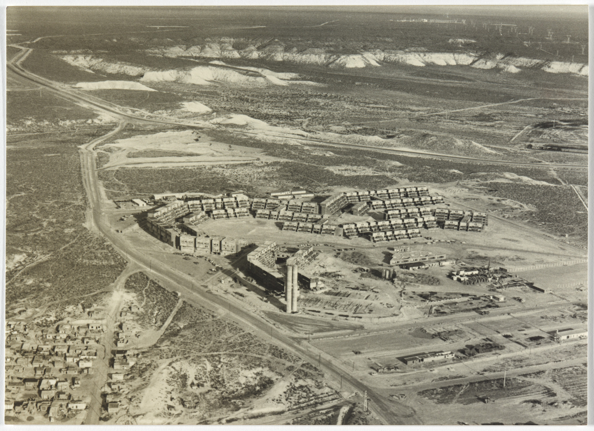 Flora Manteola, Javier Sánchez Gómez, Josefa Santos, Justo Solsona, Carlos Sallaberry, Rafael Viñoly. Barrio Aluar, Puerto Madryn, Provincia de Chubut, Argentina. 1974