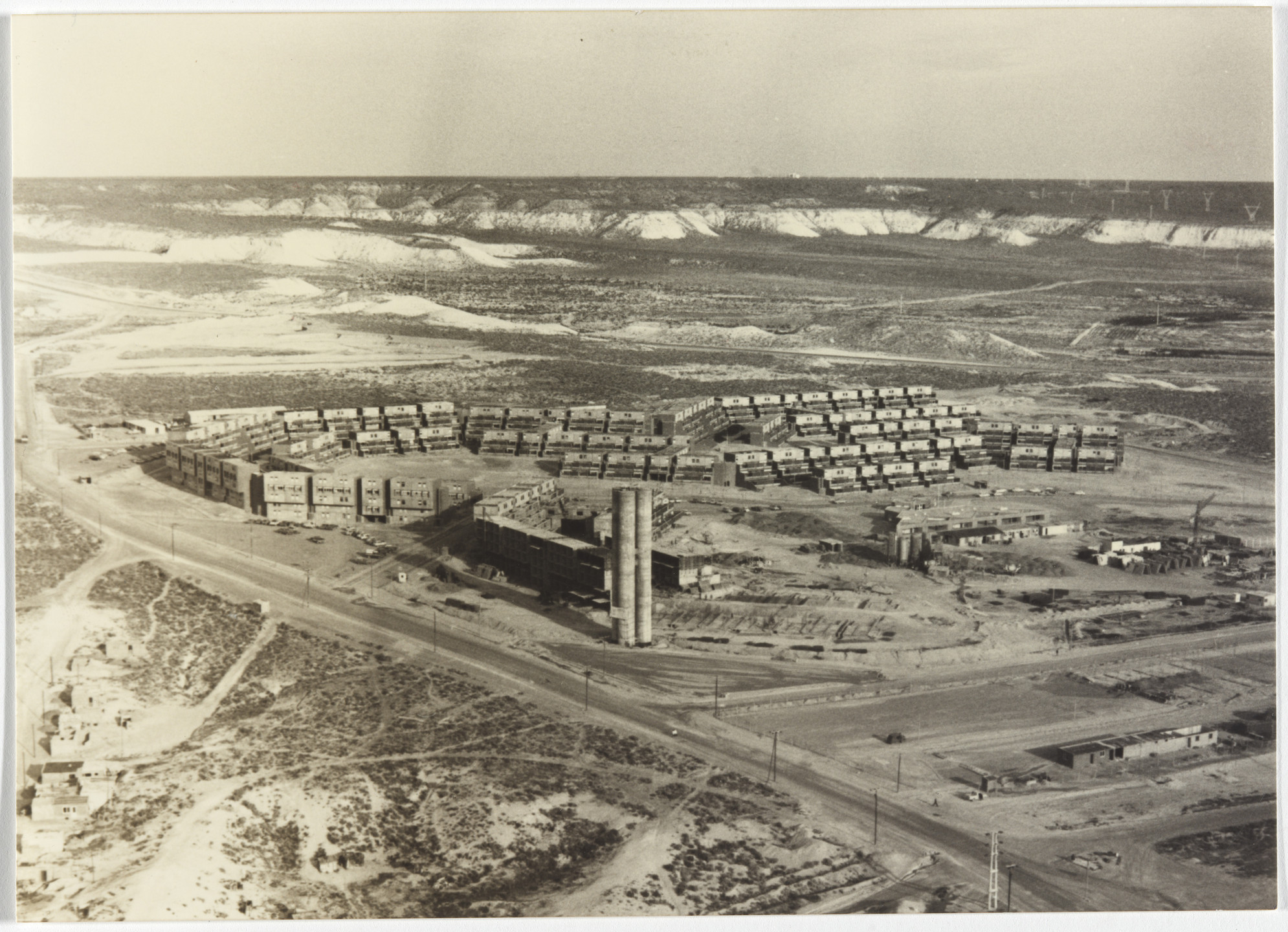 Flora Manteola, Javier Sánchez Gómez, Josefa Santos, Justo Solsona, Carlos Sallaberry, Rafael Viñoly. Barrio Aluar, Puerto Madryn, Provincia de Chubut, Argentina. 1974
