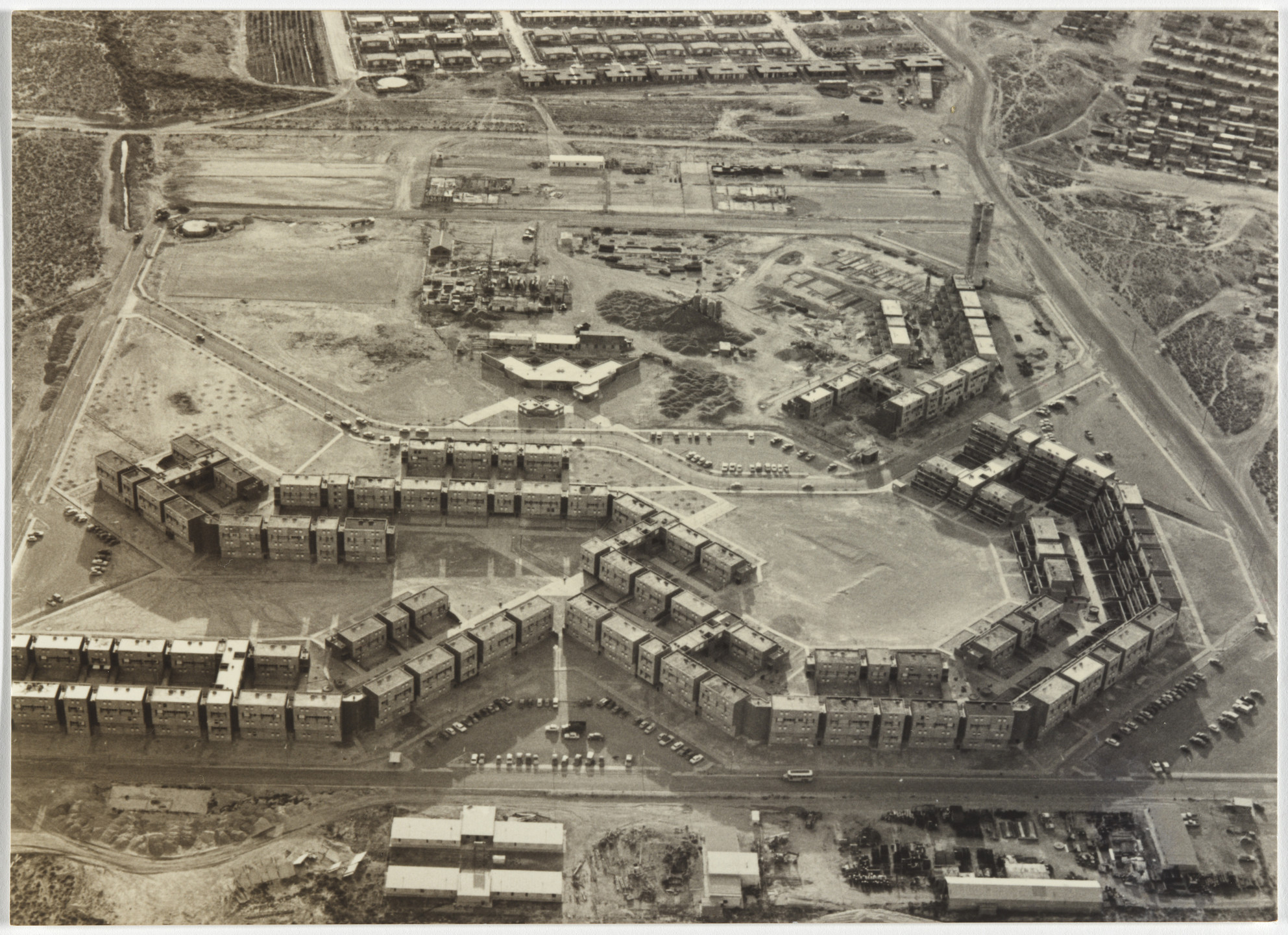 Flora Manteola, Javier Sánchez Gómez, Josefa Santos, Justo Solsona, Carlos Sallaberry, Rafael Viñoly. Barrio Aluar, Puerto Madryn, Provincia de Chubut, Argentina. 1974