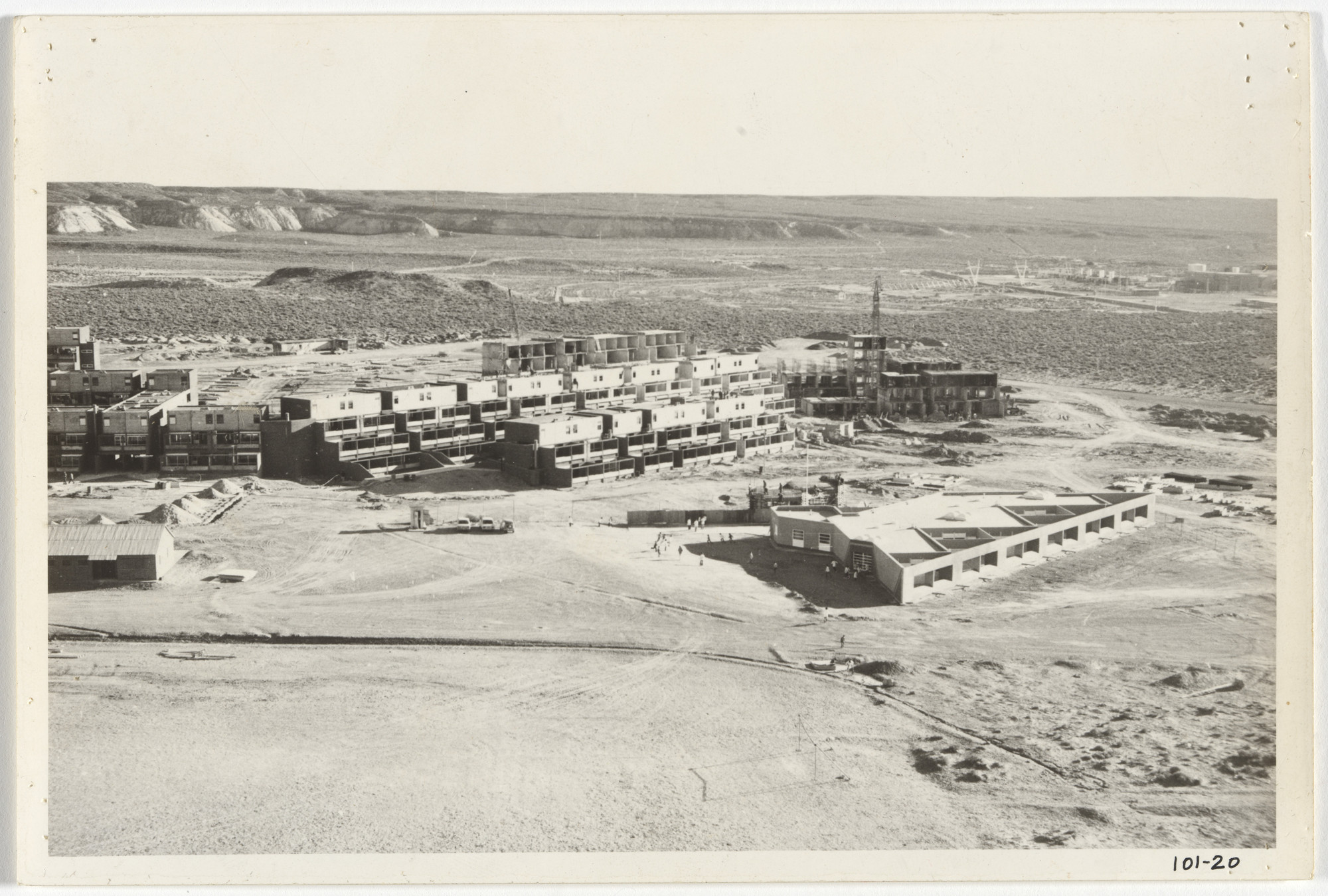 Flora Manteola, Javier Sánchez Gómez, Josefa Santos, Justo Solsona, Carlos Sallaberry, Rafael Viñoly. Barrio Aluar, Puerto Madryn, Provincia de Chubut, Argentina. 1974