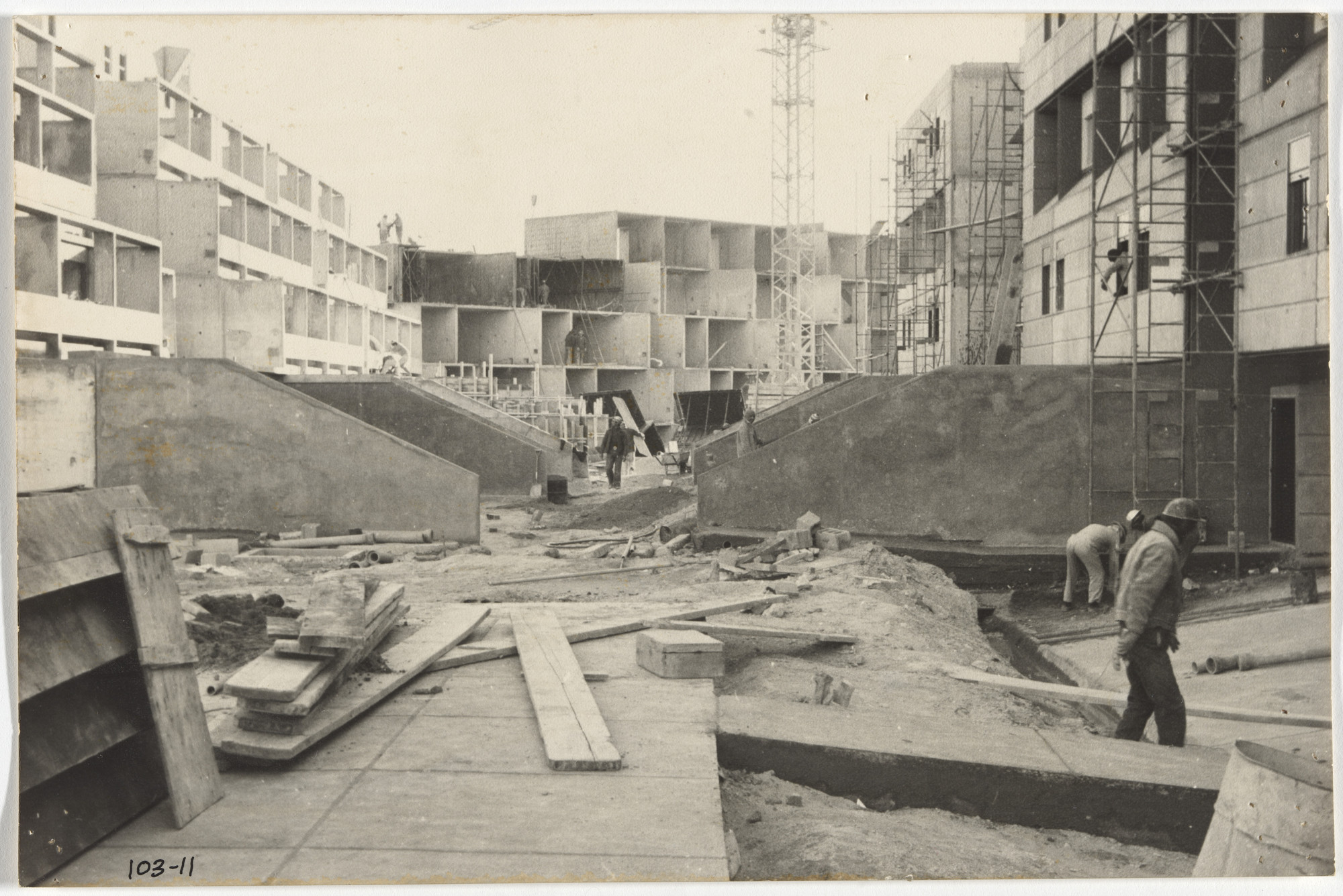 Flora Manteola, Javier Sánchez Gómez, Josefa Santos, Justo Solsona, Carlos Sallaberry, Rafael Viñoly. Barrio Aluar, Puerto Madryn, Provincia de Chubut, Argentina. 1974