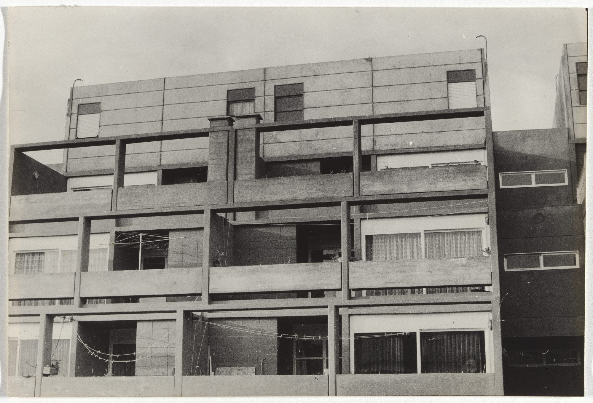 Flora Manteola, Javier Sánchez Gómez, Josefa Santos, Justo Solsona, Carlos Sallaberry, Rafael Viñoly. Barrio Aluar, Puerto Madryn, Provincia de Chubut, Argentina. 1974