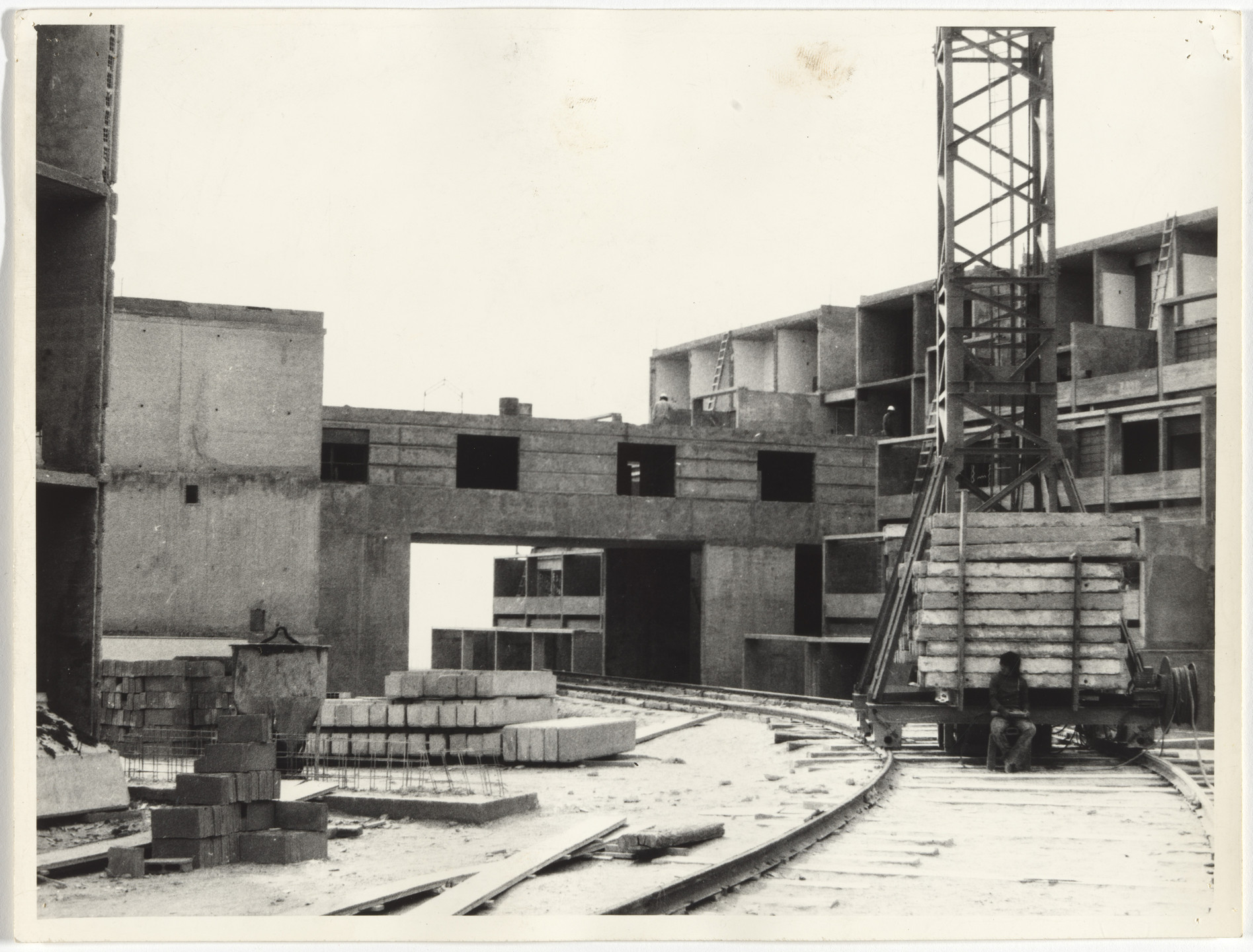 Flora Manteola, Javier Sánchez Gómez, Josefa Santos, Justo Solsona, Carlos Sallaberry, Rafael Viñoly. Barrio Aluar, Puerto Madryn, Provincia de Chubut, Argentina. 1974