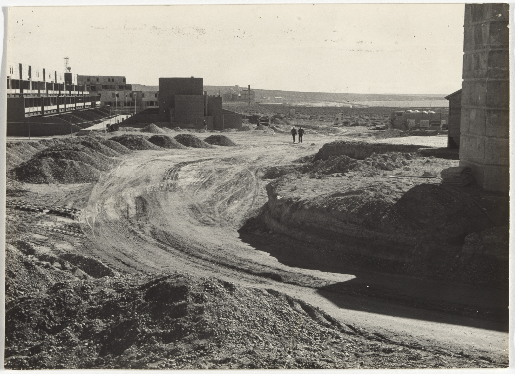 Flora Manteola, Javier Sánchez Gómez, Josefa Santos, Justo Solsona, Carlos Sallaberry, Rafael Viñoly. Barrio Aluar, Puerto Madryn, Provincia de Chubut, Argentina. 1974