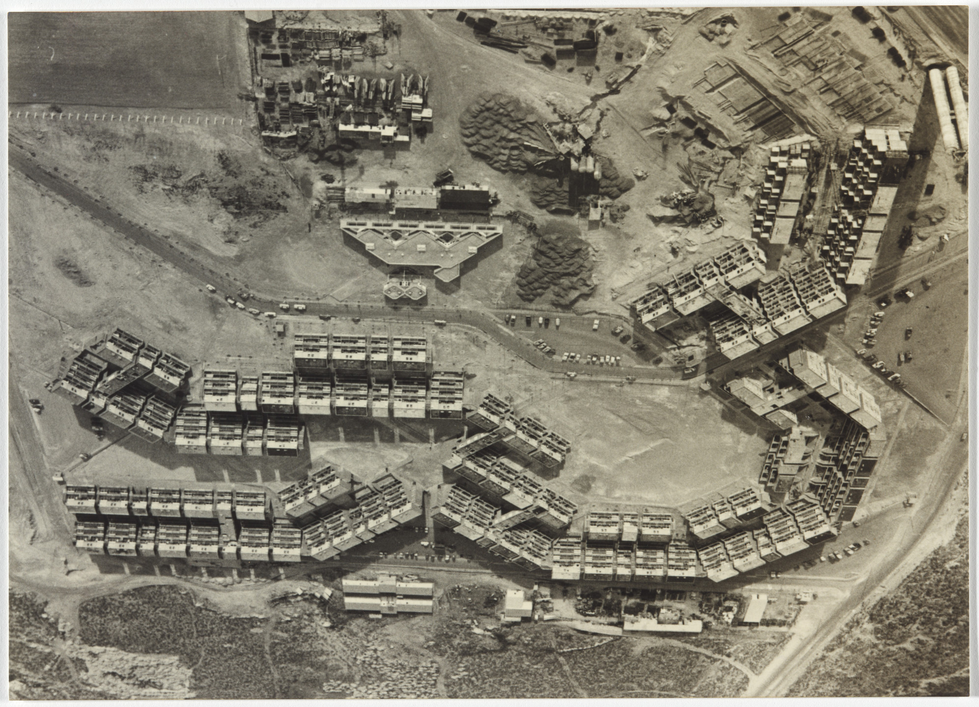 Flora Manteola, Javier Sánchez Gómez, Josefa Santos, Justo Solsona, Carlos Sallaberry, Rafael Viñoly. Barrio Aluar, Puerto Madryn, Provincia de Chubut, Argentina. 1974