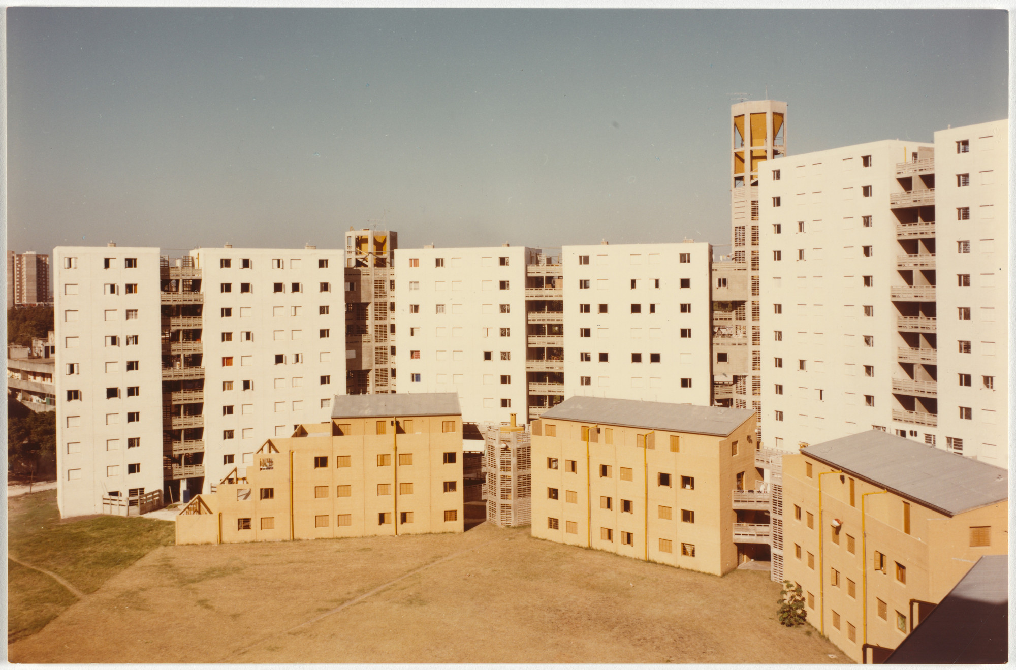 Flora Manteola, Javier Sánchez Gómez, Josefa Santos, Justo Solsona, Rafael Viñoly, Carlos Sallaberry, Felipe Tarsitano. Barrio Piedrabuena, Buenos Aires, Argentina. 1974