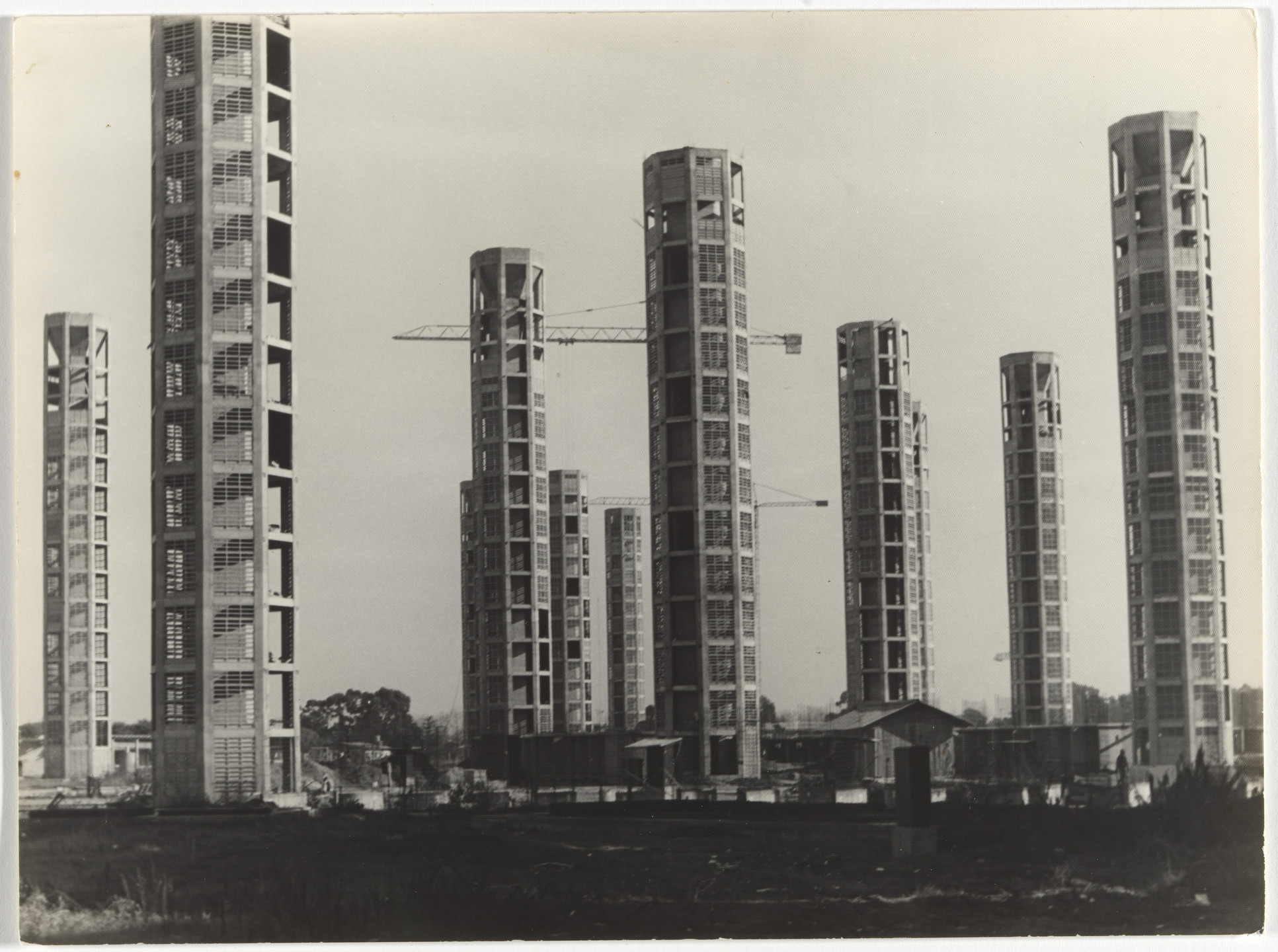 Flora Manteola, Javier Sánchez Gómez, Josefa Santos, Justo Solsona, Rafael Viñoly, Carlos Sallaberry, Felipe Tarsitano. Barrio Piedrabuena, Buenos Aires, Argentina. 1974