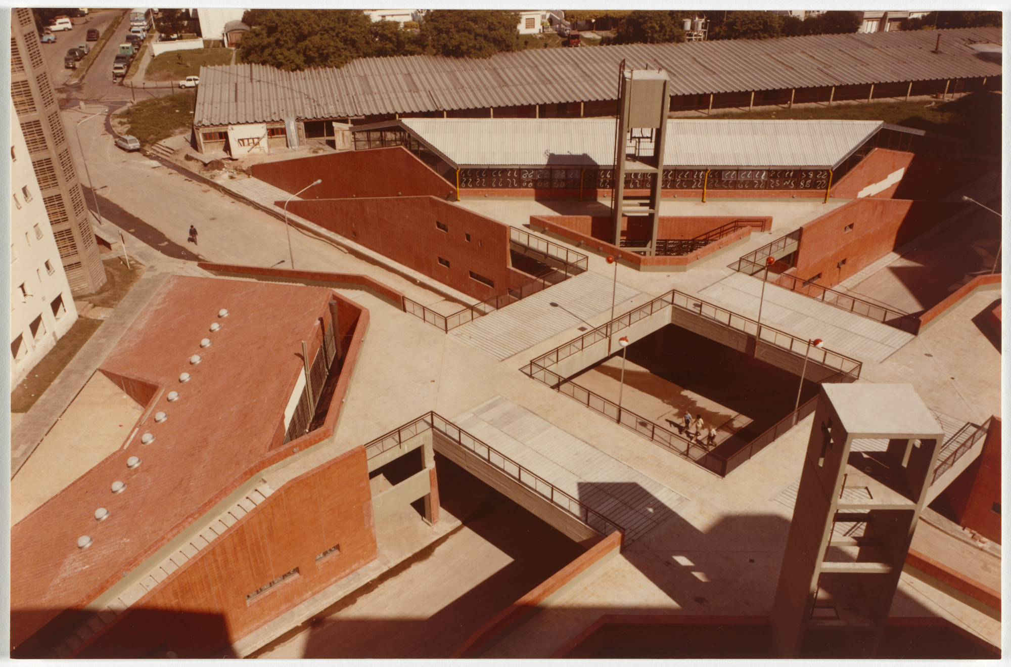 Flora Manteola, Javier Sánchez Gómez, Josefa Santos, Justo Solsona, Rafael Viñoly, Carlos Sallaberry, Felipe Tarsitano. Barrio Piedrabuena, Buenos Aires, Argentina. 1974