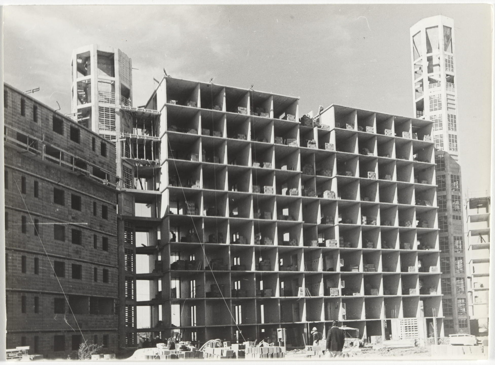 Flora Manteola, Javier Sánchez Gómez, Josefa Santos, Justo Solsona, Rafael Viñoly, Carlos Sallaberry, Felipe Tarsitano. Barrio Piedrabuena, Buenos Aires, Argentina. 1974