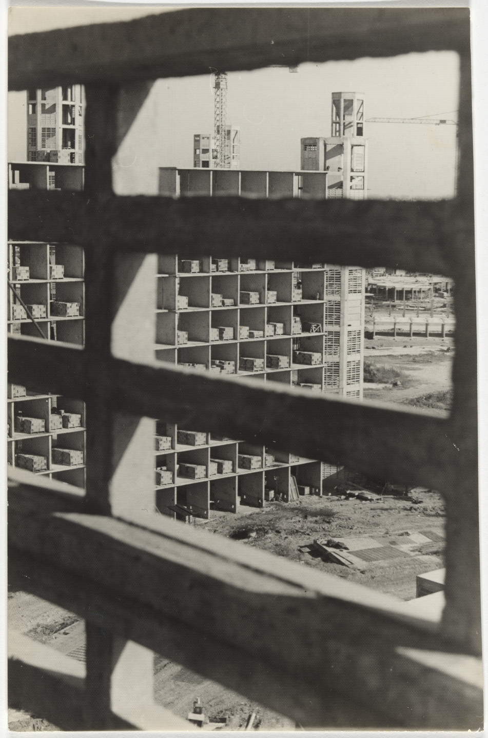 Flora Manteola, Javier Sánchez Gómez, Josefa Santos, Justo Solsona, Rafael Viñoly, Carlos Sallaberry, Felipe Tarsitano. Barrio Piedrabuena, Buenos Aires, Argentina. 1974