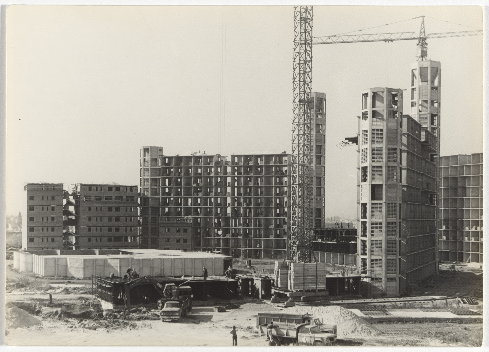Flora Manteola, Javier Sánchez Gómez, Josefa Santos, Justo Solsona, Rafael Viñoly, Carlos Sallaberry, Felipe Tarsitano. Barrio Piedrabuena, Buenos Aires, Argentina. 1974