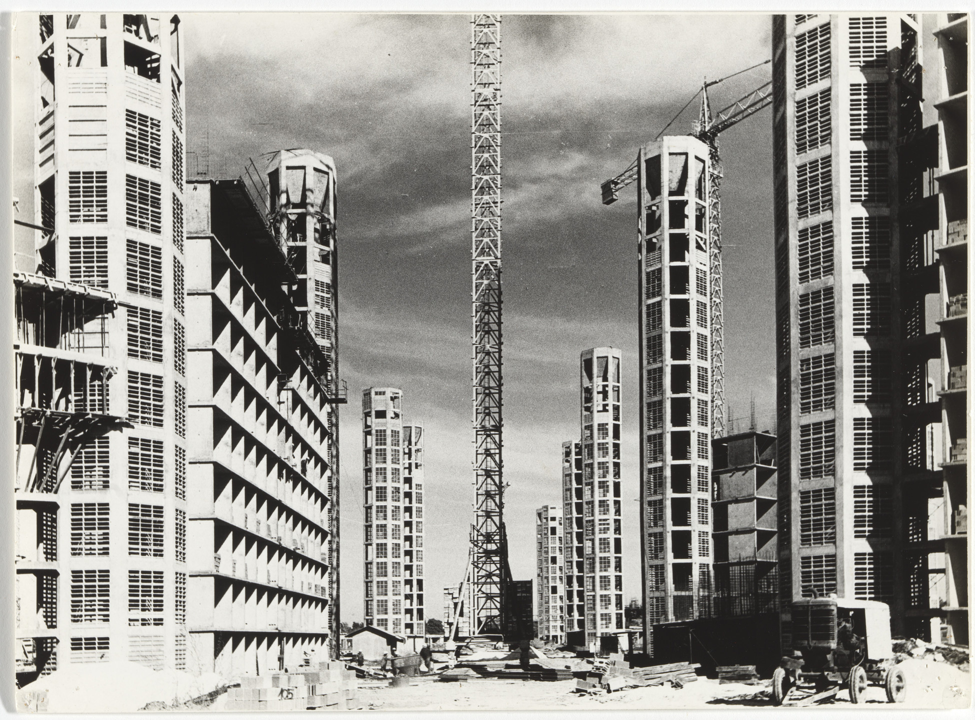 Flora Manteola, Javier Sánchez Gómez, Josefa Santos, Justo Solsona, Rafael Viñoly, Carlos Sallaberry, Felipe Tarsitano. Barrio Piedrabuena, Buenos Aires, Argentina. 1974
