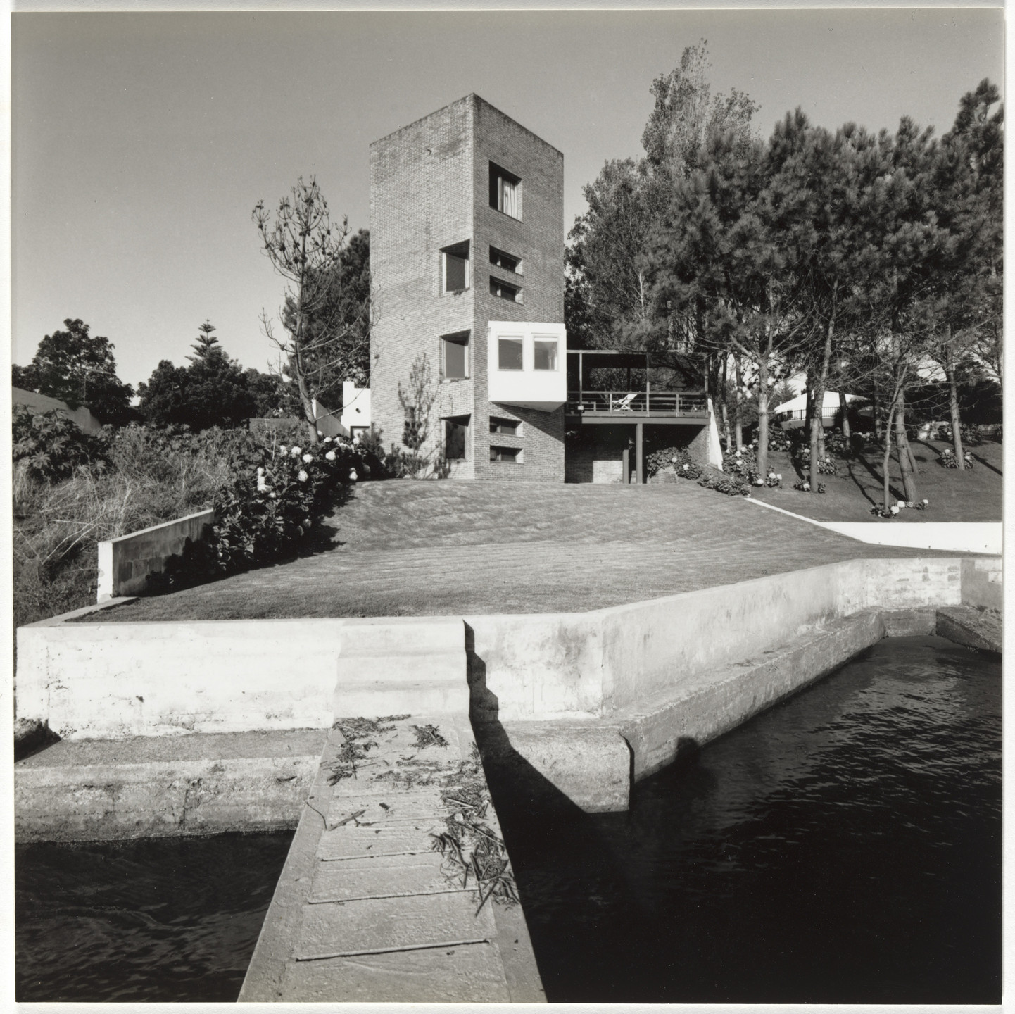 Flora Manteola, Ignacio Petchersky, Javier Sánchez Gómez, Josefa Santos, Justo Solsona, Rafael Viñoly. Casa de verano Sanchez Gomez, La Barra, Punta del Este, Uruguay. 1972
