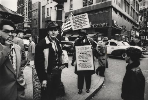 Pray-Sin, Garment Center, New York fotograferet af William Klein