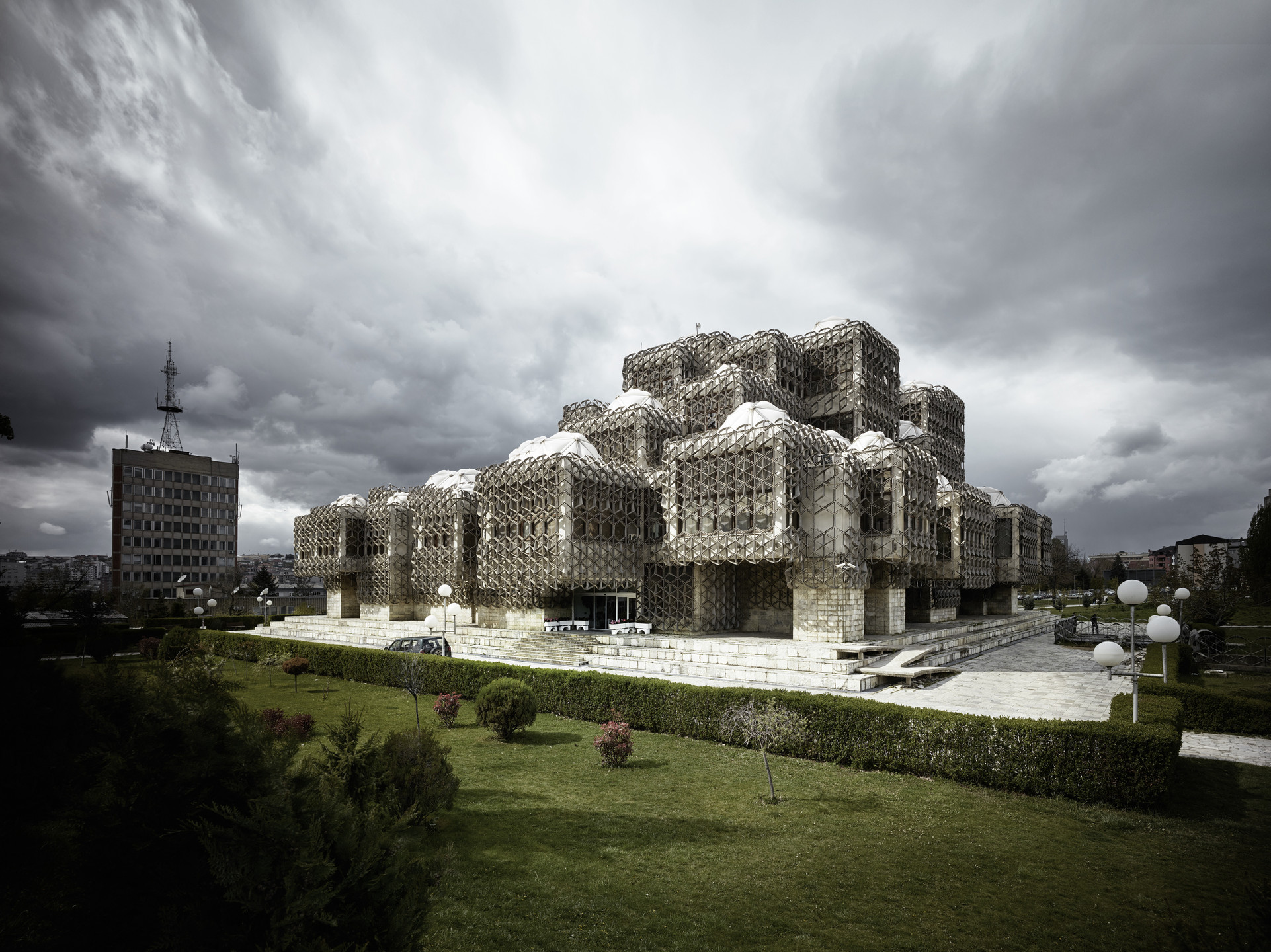 Valentin Jeck, Andrija Mutnjaković. National and University Library of Kosovo, Pristina, Kosovo (Exterior view, 2016). 2017