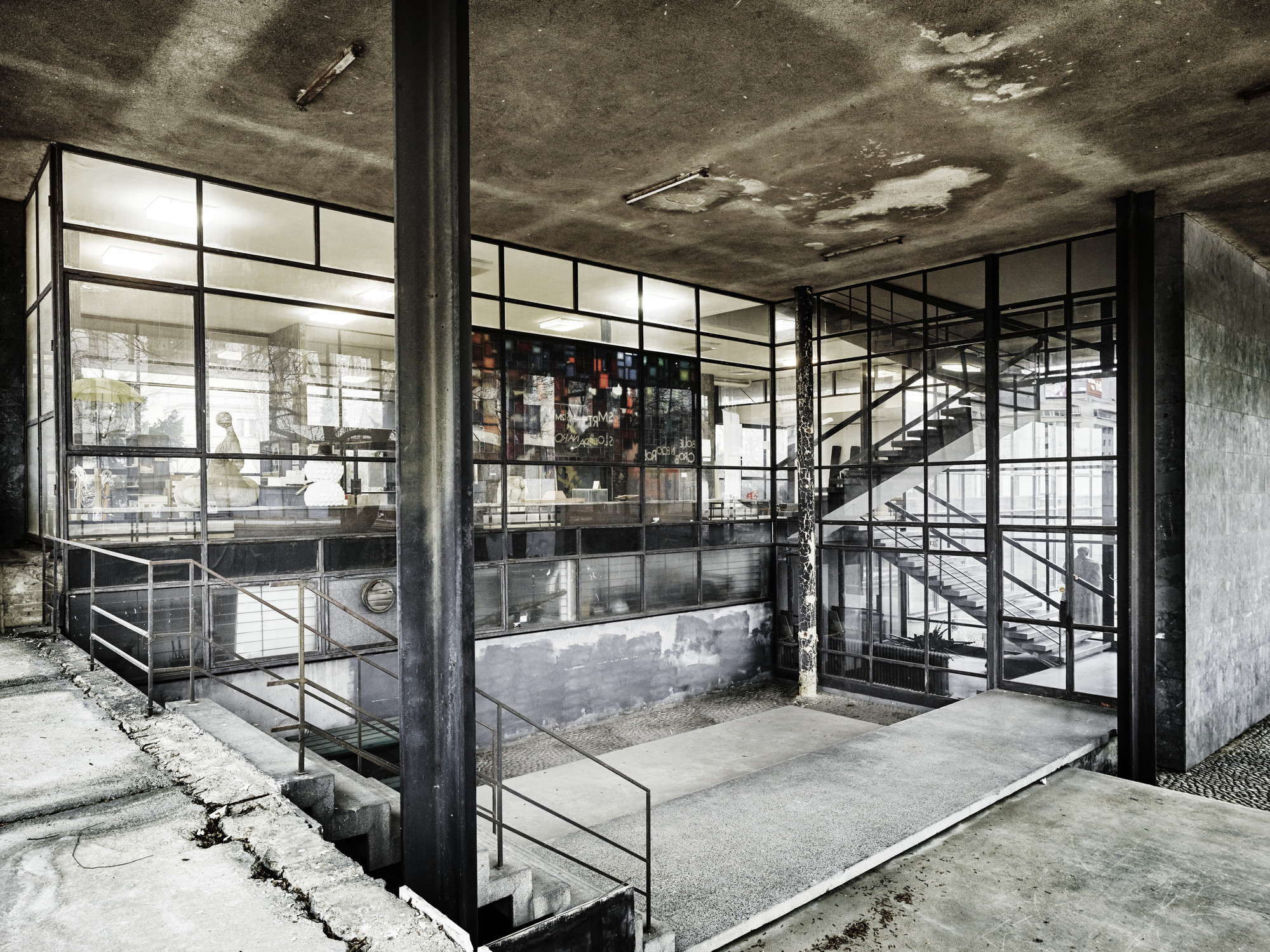 Valentin Jeck, Boris Magaš. Museum of People’s Revolution, Sarajevo, Bosnia and Herzegovina (Exterior view of the entrance, 2016)