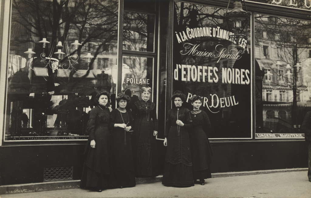 Maison spéciale d’étoffes noires pour deuil, Paris