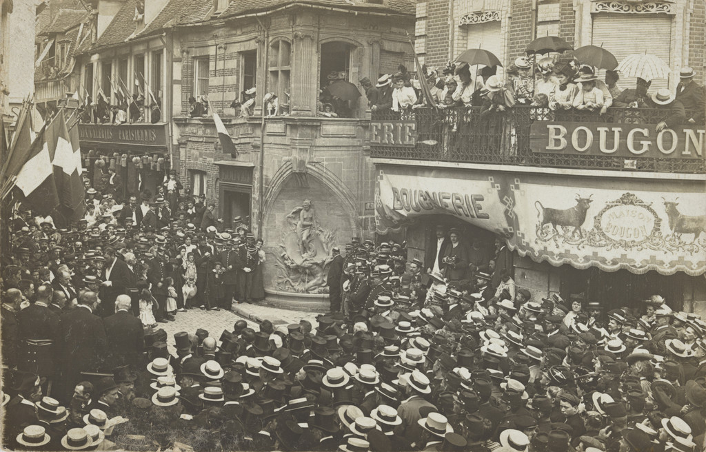 Boucherie, Maison Bougon, Fête devant la Fontaine des Amis des Arts, Rue de la Frette, Plaque Guilleminot