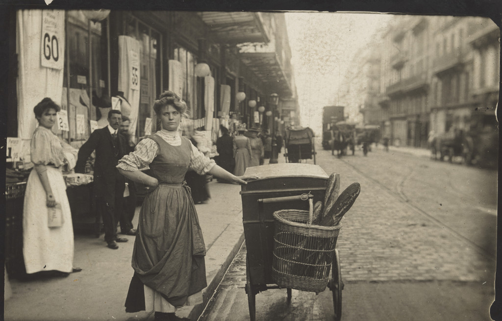 Une vendeuse de pain, devant Le Grand Magasin à Paris