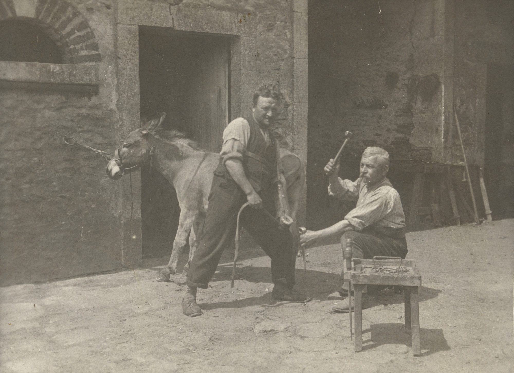 Unidentified photographer. Maréchal-ferrant, Photographie R. Sorin, Parennes