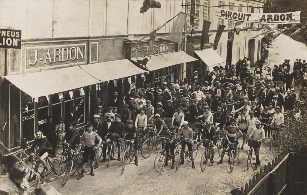 Départ d’une course cycliste, Cozes