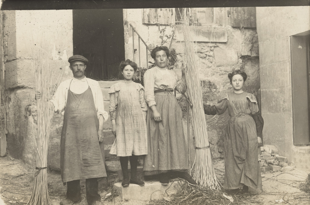 M. & Mme Riverain et leurs 2 filles, France