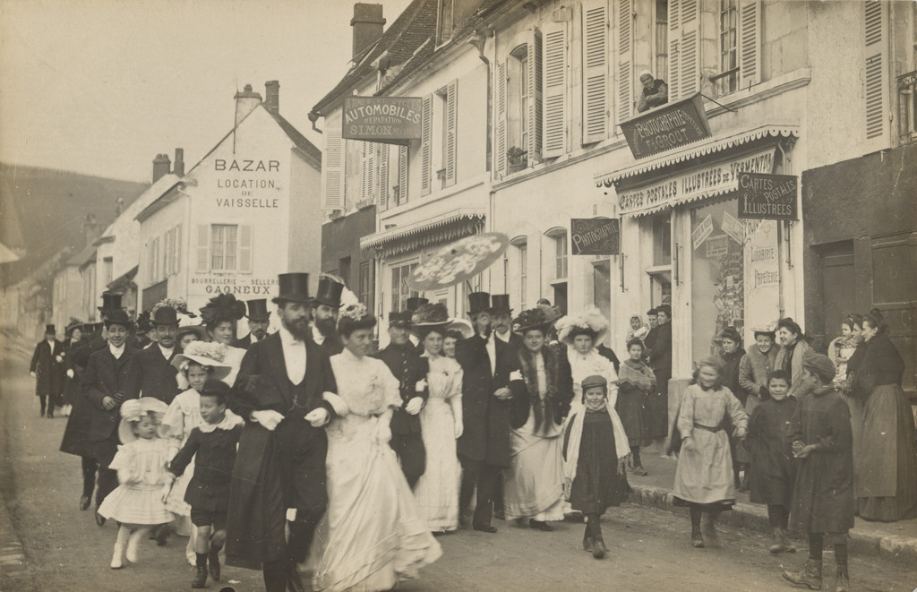 Carte photo de mariés passant, Blois