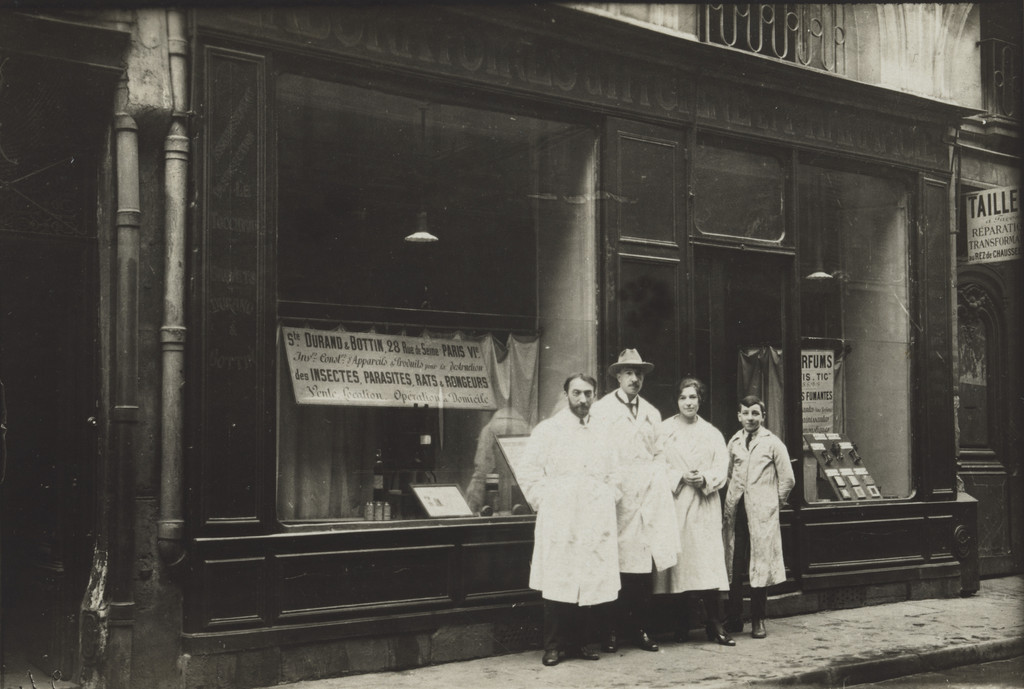 Ste Durand & Bottin, Vitrine de déparasiteurs, 28, rue de Seine, Paris