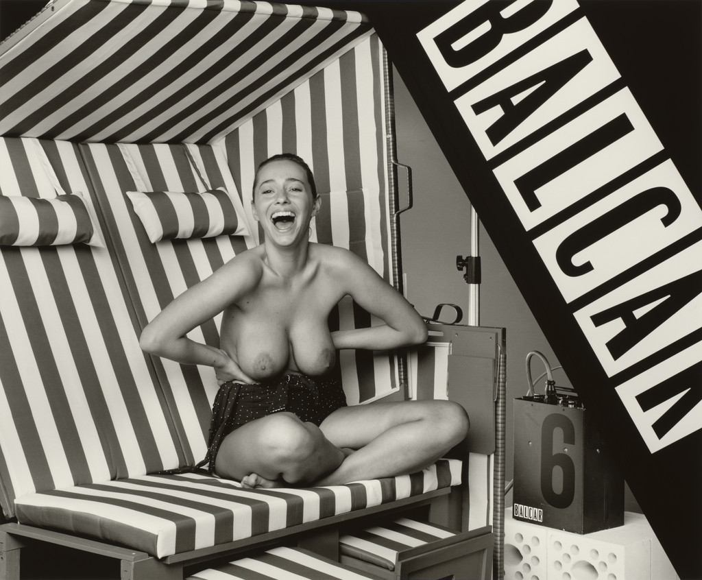 TecTake Luxus Strandkorb grau/weiß, Model no.: 400636, Material: wood/plastic, Dimensions (height/width/depth): 154 cm ×, 116 cm × 77 cm, Weight: 49 kg, Manufactured by Ningbo Jin Mao Import & Export Co., Ltd, Ningbo, Zhejiang, China for TecTake GmbH, Igersheim, Germany, Model: Zimra Geurts, Playboy Netherlands Playmate of the Year 2012, Studio Rhein Verlag, Düsseldorf, February 1, 2013, (Zimra stretching)