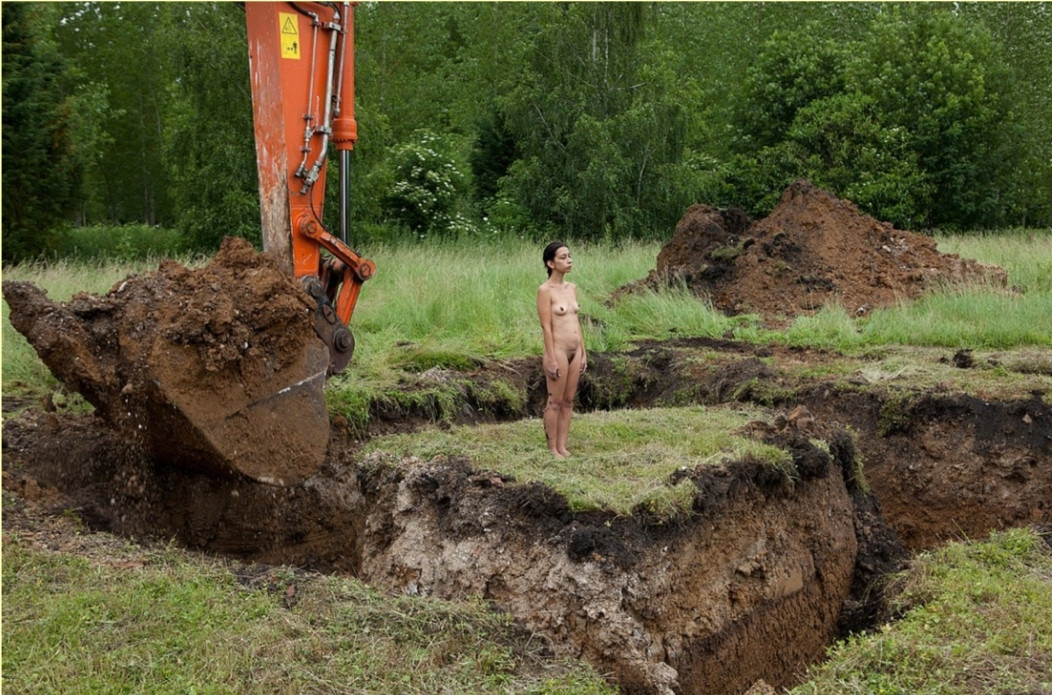 Regina José Galindo. Tierra. 2013