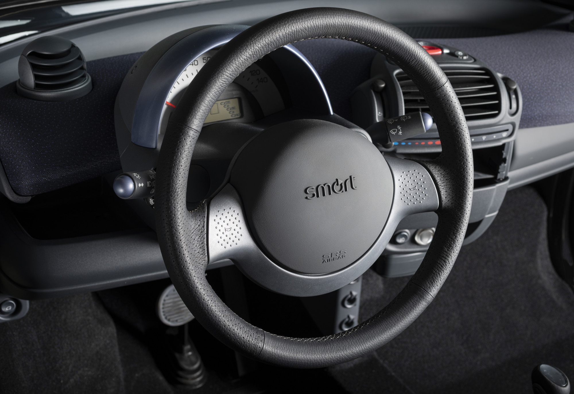 Micro Compact Car Smart GmbH, Renningen, Germany, and Hambach, France. Smart Car ("Smart & Pulse" Coupé). Designed 1998 (this example 2002)
