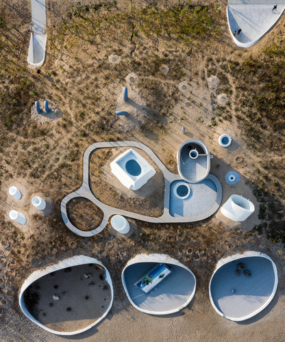 Li Hu, Huang Wenjing, Photograph by Wu Qingshan. UCCA Dune Art Museum, Aranya, Hebei, China. 2015–2018