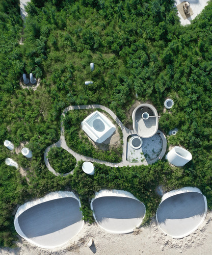 Li Hu, Huang Wenjing, Photograph by Zaiye Studio. UCCA Dune Art Museum, Aranya, Hebei, China. 2015–2018