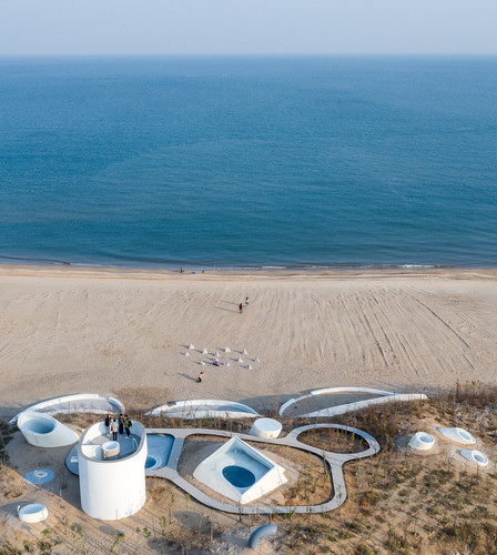 Li Hu, Huang Wenjing, Photograph by Wu Qingshan. UCCA Dune Art Museum, Aranya, Hebei, China. 2015–2018