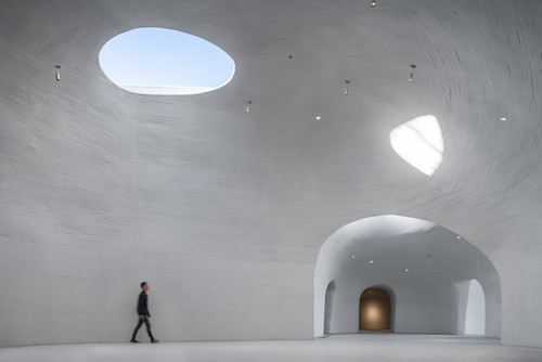 Li Hu, Huang Wenjing, Photograph by Wu Qingshan. UCCA Dune Art Museum, Aranya, Hebei, China. 2015–2018